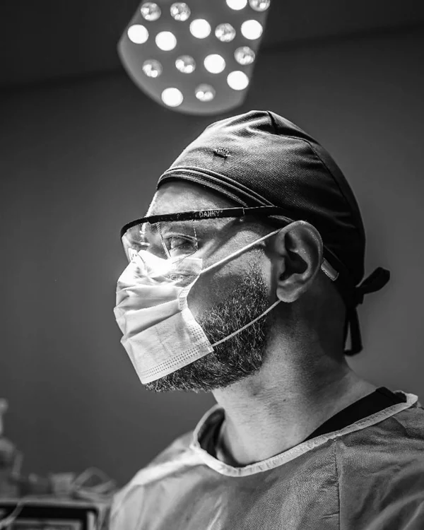 Dr. José Henrique Casemiro operando ao microscópio cirúrgico